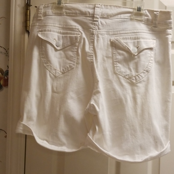 Cream Shorts - Picture 3 of 4